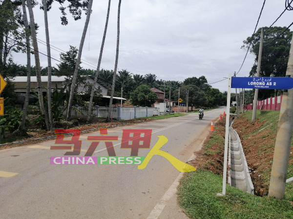 阿依沙叻新村主要道路在进行提升沟渠工程，逐步改善新村的排水系统。