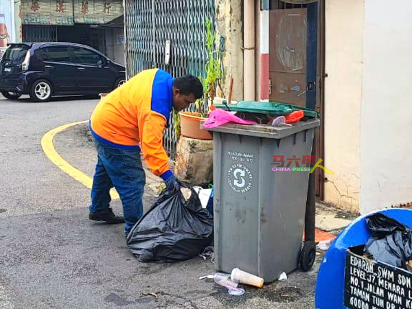 接获陈炜建投诉后的南方环保公司，派出清洁工到老街清理垃圾。