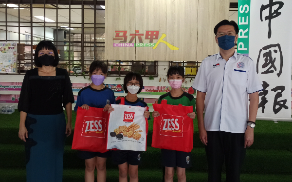 有奖问答游戏得奖同学萧于茜（左2起）、曾乐恬及庄永玲喜获礼袋，与嘉宾们合影。