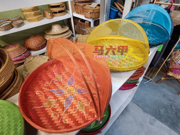 藤本植物编制的食物容器，也富有民族文化艺术。