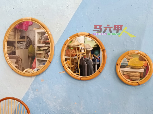 藤竹制成的圆镜，美观且具有东南亚色彩。