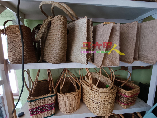 一些手提包也可以使用藤或竹子制成。