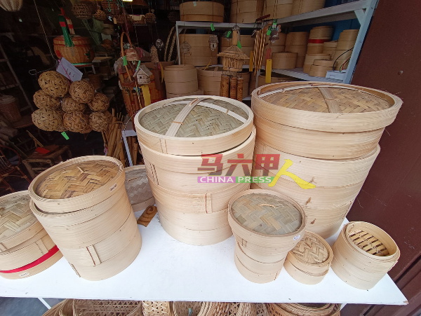 藤制产品多样化，包括传统的蒸笼。