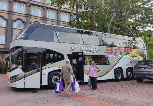 外地游客很少组团乘巴士到访，绝大部分皆为自驾自由行。