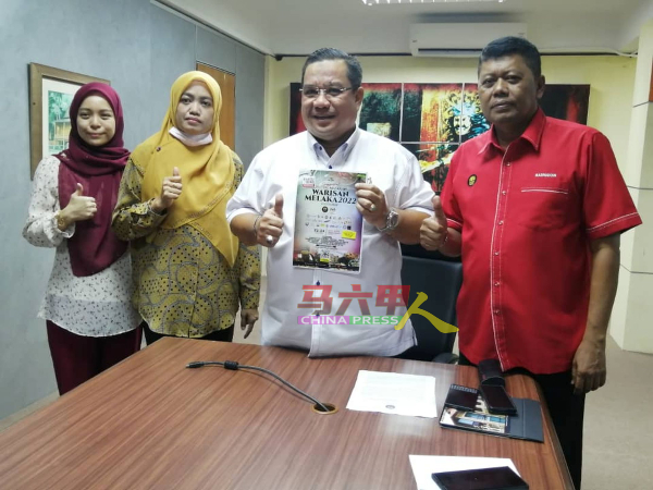纳斯鲁丁（右起）与阿克拉慕丁推介2022年马六甲传统美食节。