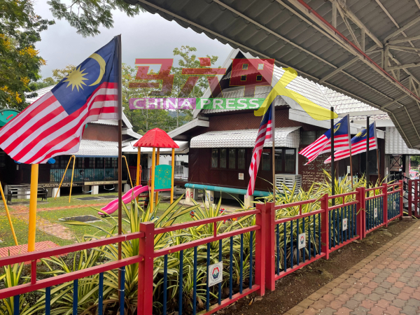马六甲历史城市政厅配合国庆日，在区内张挂3000面国旗。