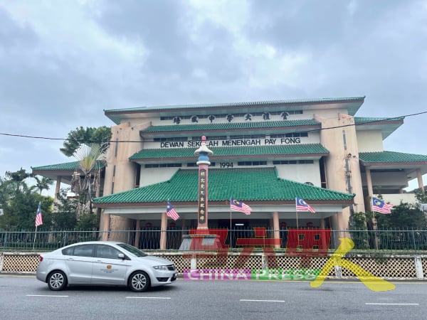 马六甲培风中学响应政府号召，于国庆月挂国旗。