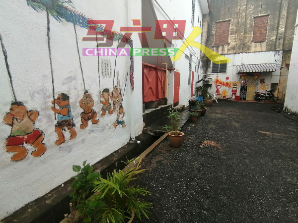 祈安律巷子有壁画，也是游客的打卡点，因此武雅拉也商家及居民协会也在这里种植盆栽，进行美化。