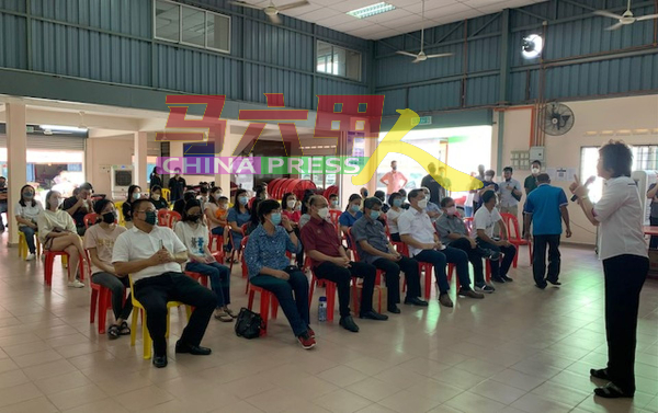 民众和学生出席在马接峇鲁民众会堂举行的拉曼技职学院升学讲座，右是陈清凉。