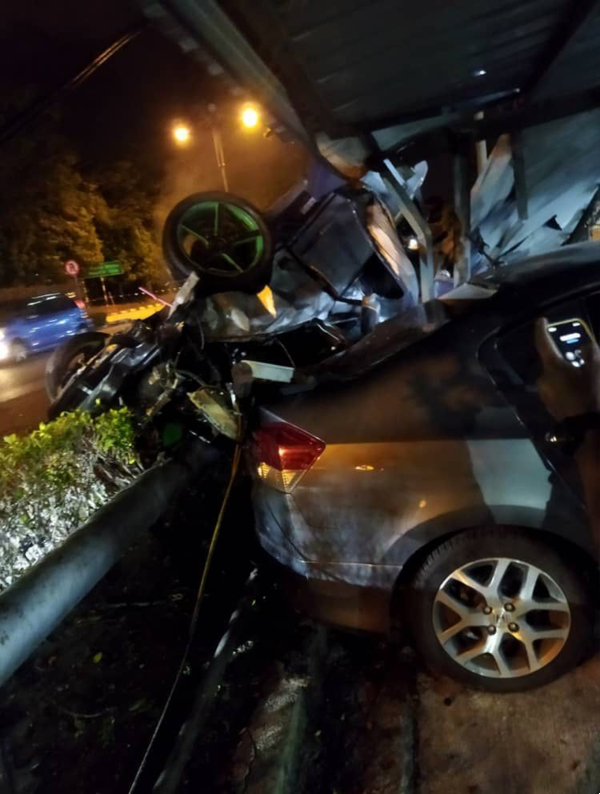 ■肇事轿车撞击泊车棚，司机受重伤入院。