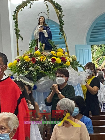 教友抬着以甘蔗及鲜花布置的圣母像，进行“甘蔗游行”。