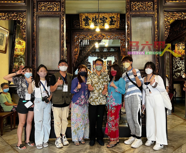 采访和拍摄完毕后，“十个葫芦娃”部分团员包括廖璟宁（左2）与受访者李润添（左4）和其峇峇娘惹祖屋博物馆工作人员合照。