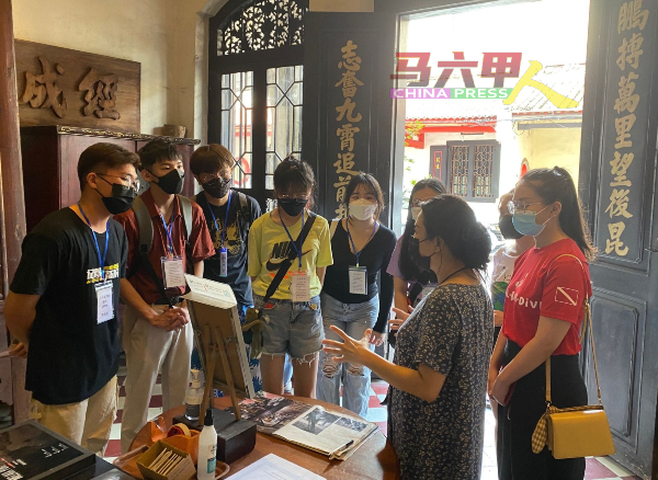 马六甲鹏志堂（Malaqa House）负责人王庆波（右2）正在向“十个葫芦娃”团队讲解该建筑物的历史和特色。