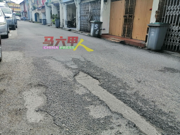 三宝井路经常发生地下水管破裂的问题，道路挖了又补，凹凸不平。