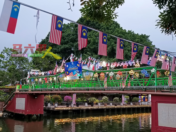 巴刹桥盛装布置，挂满无数的国旗，气氛浓郁。