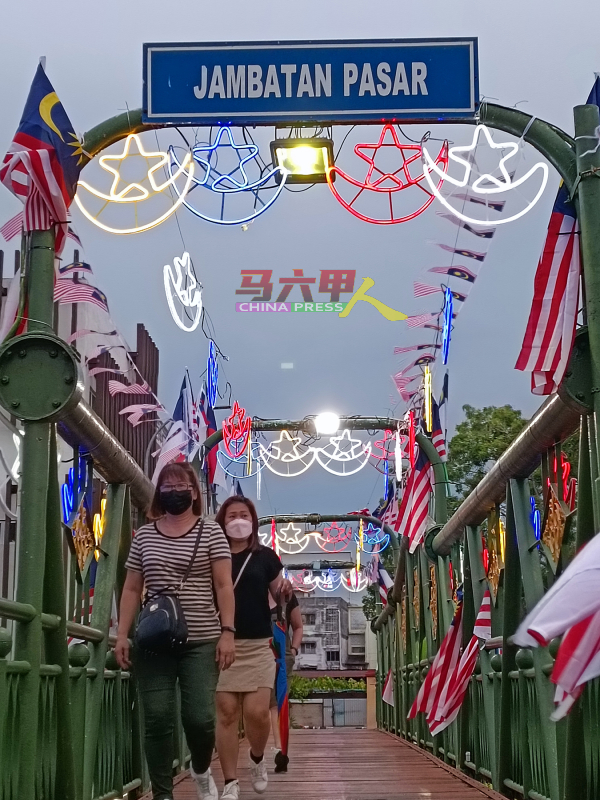 巴刹桥装有国旗中的红、白、黄及蓝色的星月霓虹灯，非常显眼迷人。