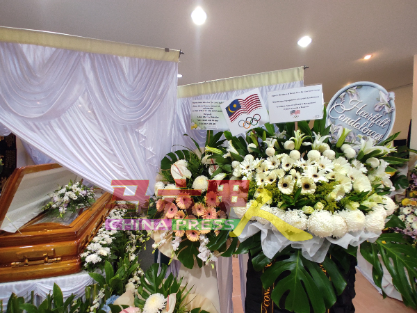 甲州首席部长及大马奥林匹克理事会所送的花圈，摆在灵柩处。