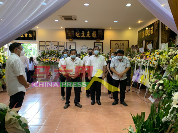 三叔公食品厂有限公司代表陈美新（前排左起）、黄煌耀 、陈美锦，率领员工在灵堂前致祭。