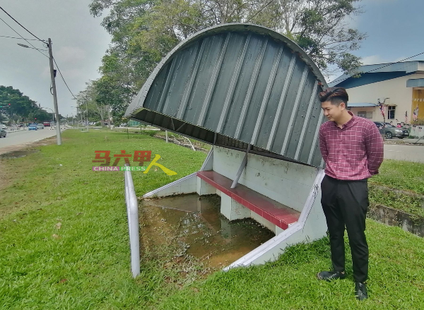 郑添麟将向当局反映候车亭积水及淤泥的问题，促请清理。