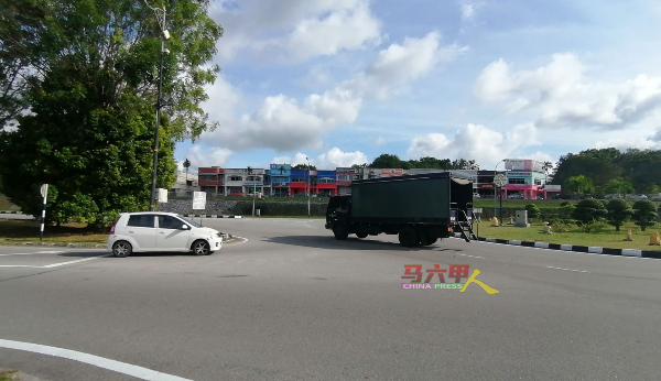 交通岛及周围道路繁忙，出口也多，车辆行驶至交通岛时，经常传来意外，威胁安全。