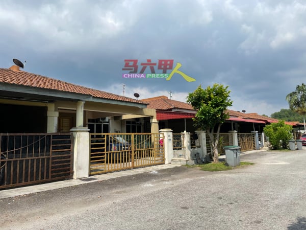 武吉卡迪达迈花园约20间住家及店铺面对龟裂问题，且近年不断恶化。