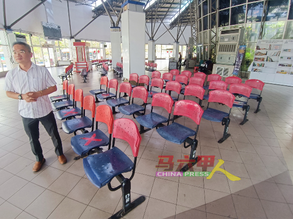 邱培栋巡视马六甲仙特拉巴士总站，发现短途巴士等候区空无一人。