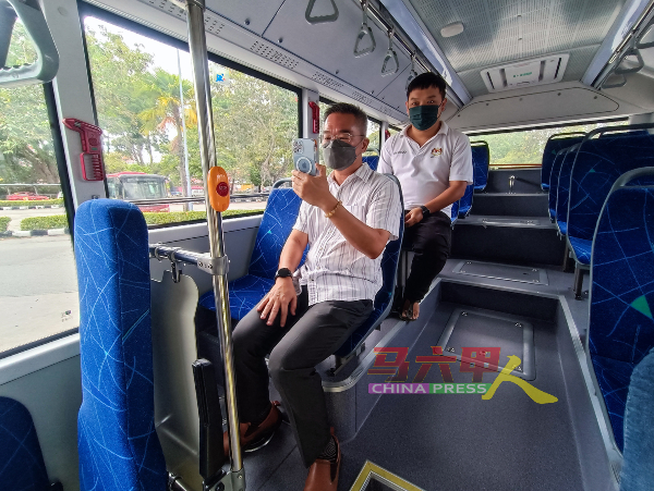 邱培栋（左）与朱智威在面子书上，直播乘搭巴士一小时经过。