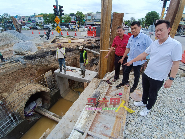 蔡求伟（右起）联同林千宏及戴佛淞，赞赏晋巷柏达纳十字路口的排水系统已扩大，有助于减少水灾的发生。
