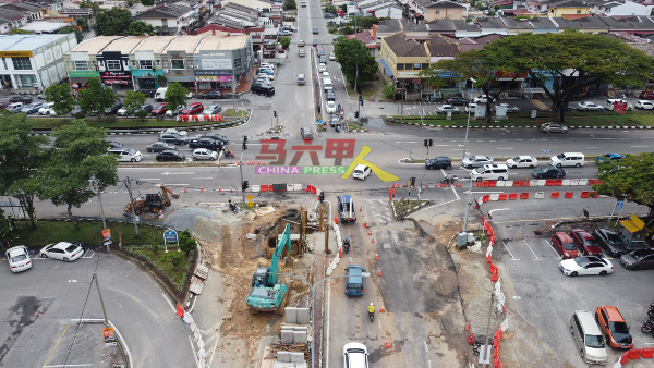 晋巷柏达纳十字路口因工程而显得混乱，公路使用者必须谨慎注意安全。