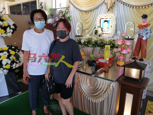 方雪贞（左起）支持嫂子陈忠花，捐献方国强的眼角膜和骨骼。