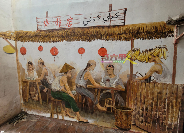 各族人民聚集咖啡店用餐聊天的热闹场面，显示各族文化交融。