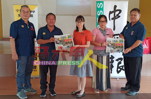 陈丽婷（右2起）及许素芬接领《中国报》。