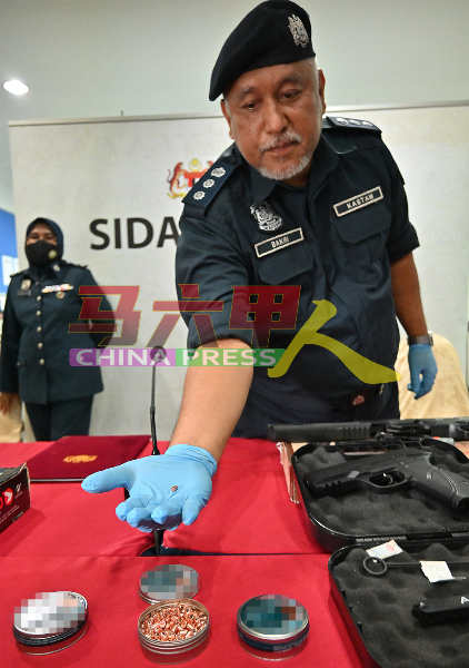 峇克里阿都拉曼展示男子所购买的真子弹。