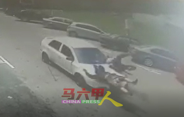 网民上载的闭路电视片段，看到一对夫妇被撞击得抛空。