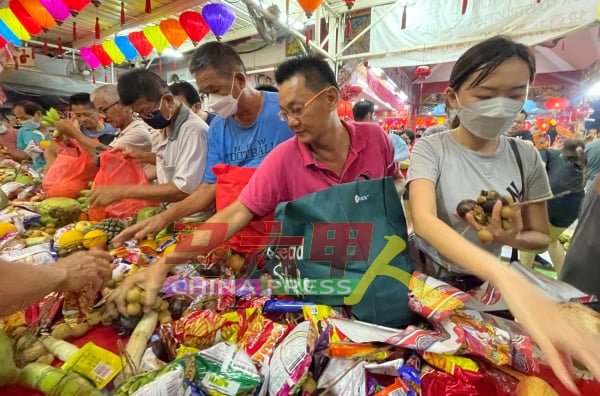 男士们各个带上袋子装食物，“抢功”一点也不输女士。