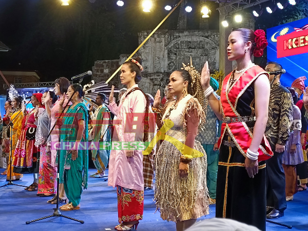 东马和西马各族人士身穿传统服饰，在众人面前宣誓。