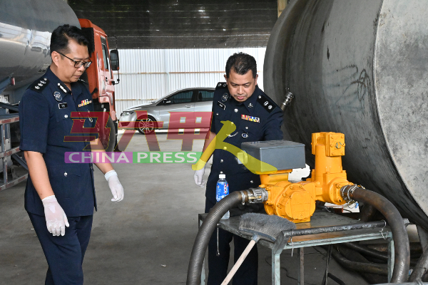 克力斯多柏峇迪（左起）及哈霖阿峇斯检查现场所使用的油泵、输油管等。