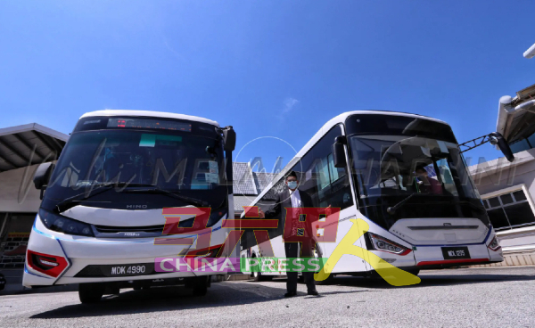 马六甲全景巴士公司预备两辆巴士，免费载送民众出席马来西亚日庆典活动。（截图自《今日马六甲》）
