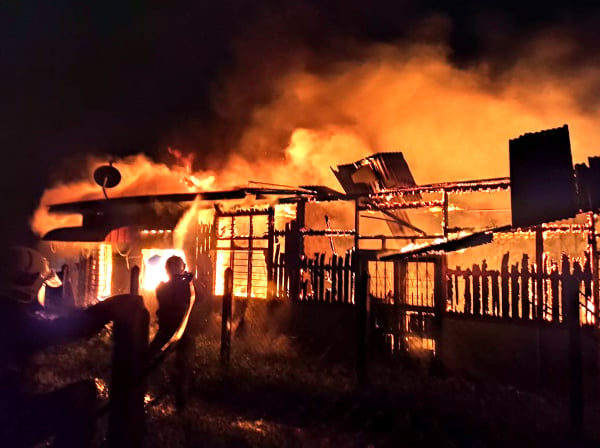 消拯员奋力救火，但失火地点被烧毁约80%。