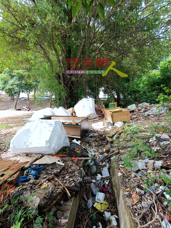 ■晋巷科技园另一处沟渠，沟内布满大量垃圾，衍生环境卫生问题。
