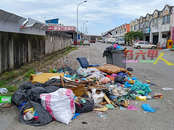 海量的垃圾公然丢弃在公共泊车格，并且散发强烈的异味，让附近的居民大喊难受。