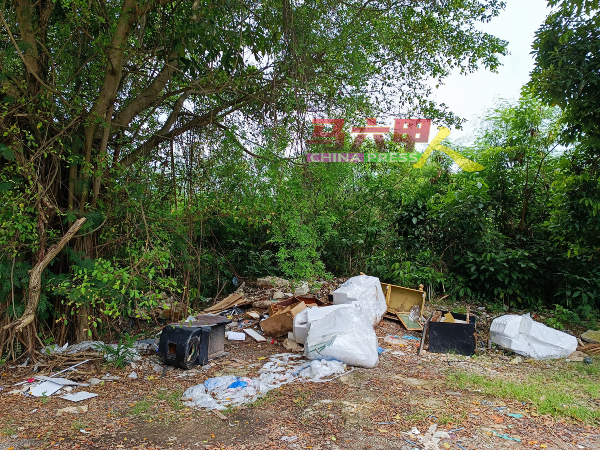 一些靠近工业区的草堆，也成为不负责任的商家乱丢垃圾的场所。