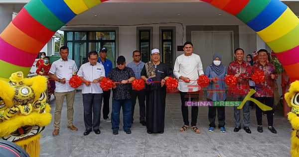 ■嘉宾为Bandar Botani Parkland第二期房屋主持剪彩仪式，右起为郑凯伦、陈诗胜、莎碧雅、莫哈末阿克马、苏莱曼、再迪等。