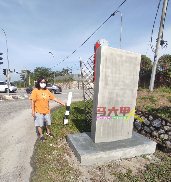 王琜涽认为，一些洋灰告示牌的位置过于靠近马路，将对公路使用者带来威胁。
