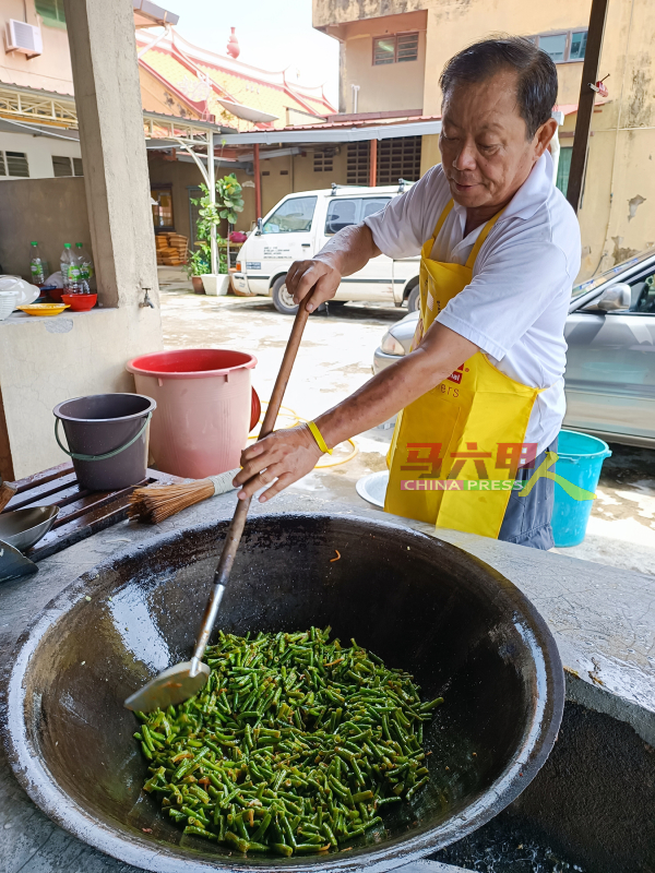 张健荣到北添宫为工作人员及善信烹煮斋食超过30年。