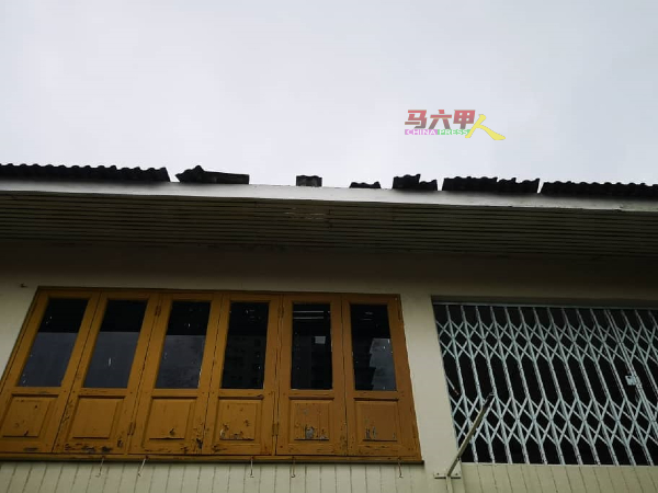 屋瓦被吹走，居民、商家受促检查屋顶，以进行修补。