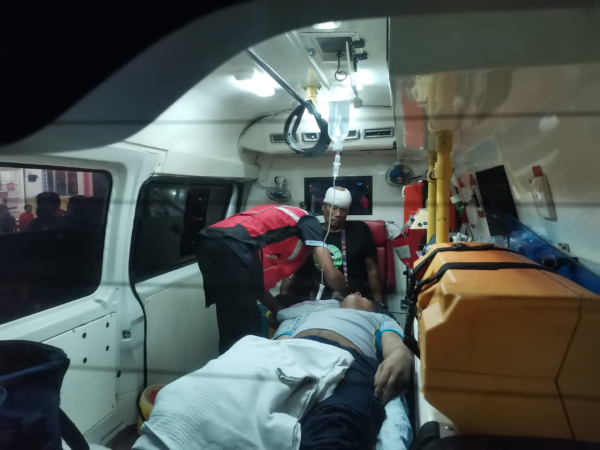 ■伤者由救护车送往医院接受治疗。