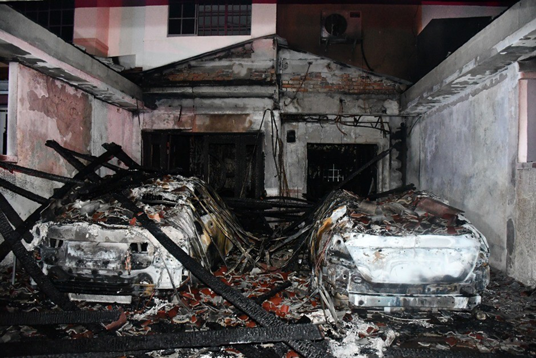 住家庭院被烧毁，两辆轿车及摩哆被烧成废铁。
