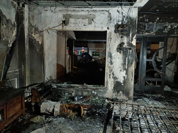 失火住家的客厅也被烧及。