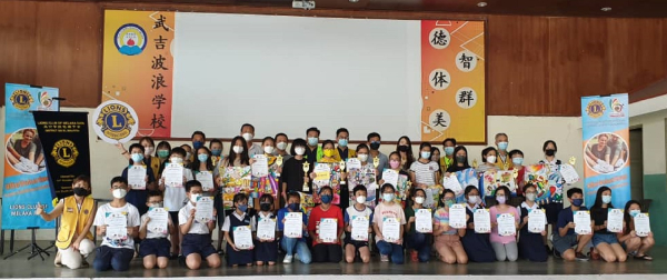 马六甲拉也狮子会于武吉波浪华小举办和平海报绘画比赛，获得35名来自各中小学的11至13岁的学童参于。